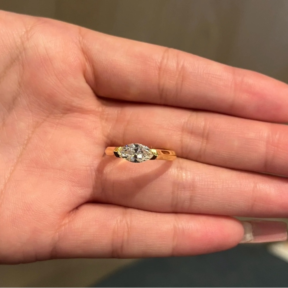 Elegant Marquise-Cut Gold Ring - Picture 3 of 5